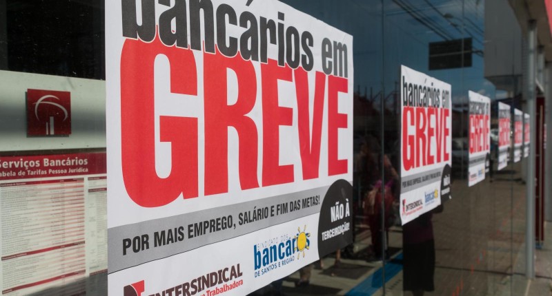 HSBC é condenado a indenizar bancário por exigir trabalho durante greve