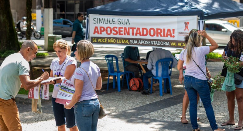 Bancários recolhem assinaturas contra a Reforma da Previdência