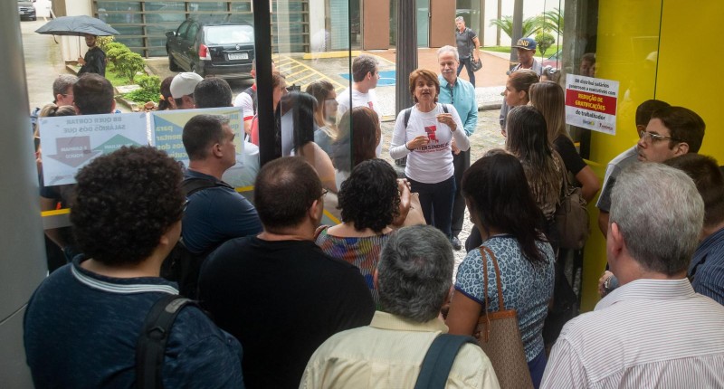 Bancários paralisam prédio do BB no centro de Santos!