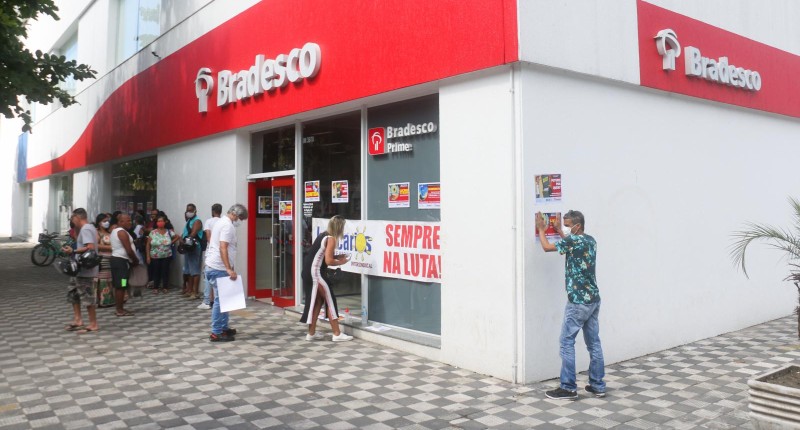 Bradesco demissões: bancários protestam na gerência regional do Guarujá