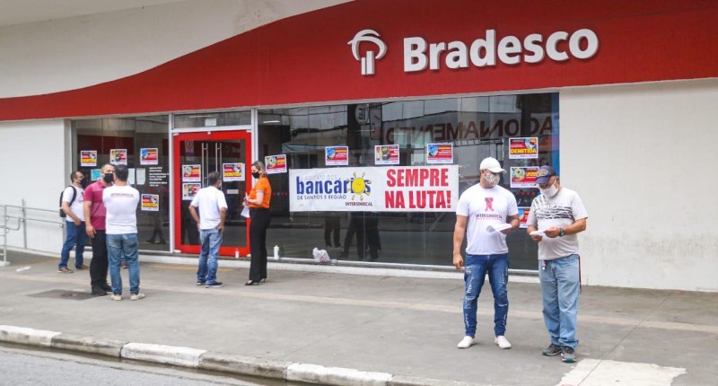 Sindicato faz protesto contra demissões no Bradesco, em Santos/SP