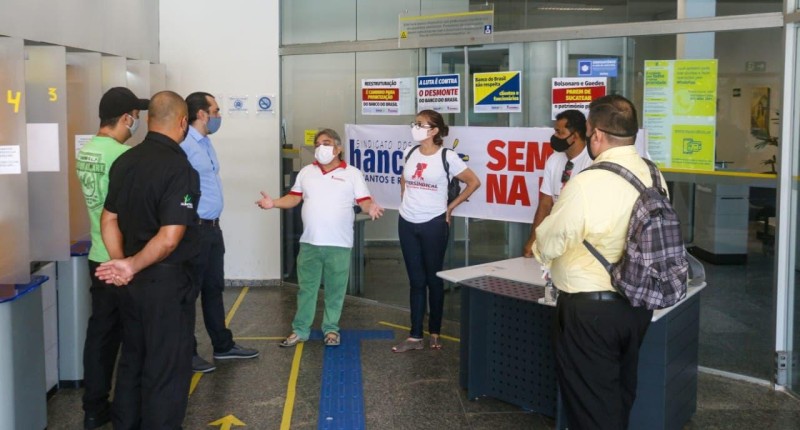 Funcionários do BB retardam funcionamento das agências contra desmonte