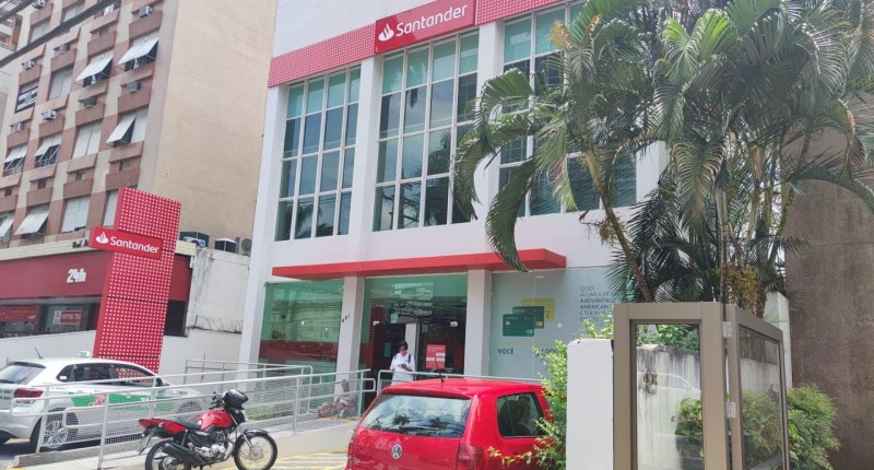 Santander comunica bancários sobre trabalho aos finais de semana