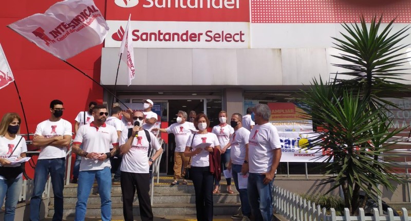 Bancários fazem protesto por mais contratações no Santander de Cubatão