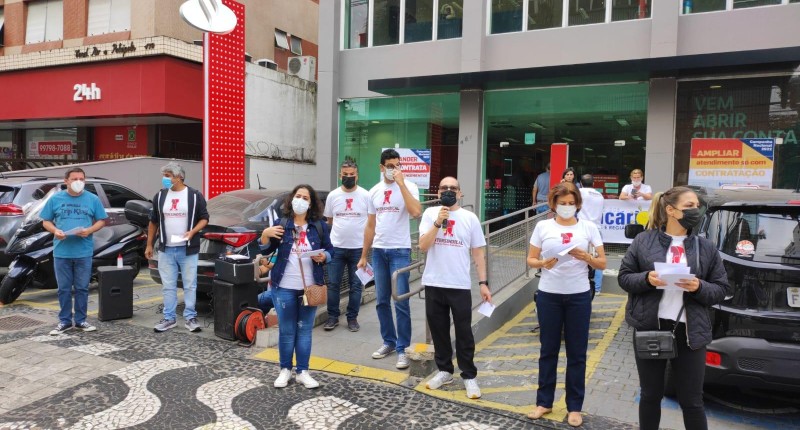 Santander: Bancários realizam manifestação por mais contratações, em Santos