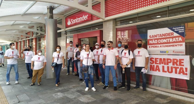 Sindicato protesta por mais contratações no Santander, em Praia Grande/SP