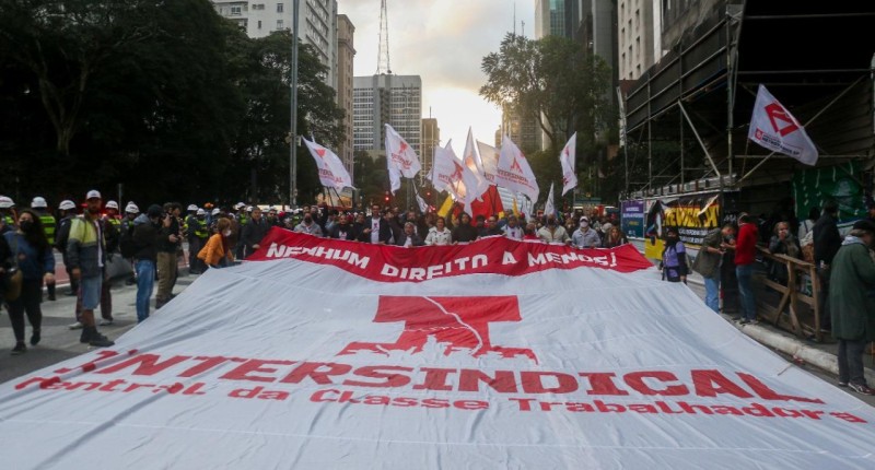 Manifestação pela Democracia reúne 10 mil na Paulista, em São Paulo