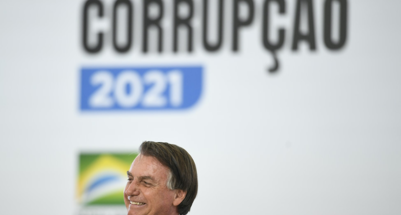 Bolsonaro coloca sigilo em celular de ex-presidente da Petrobras: mensagens podem incriminá-lo