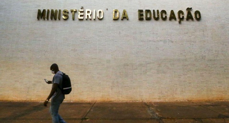 Bolsonaro confisca mais de 2 bilhões de institutos e universidades federais