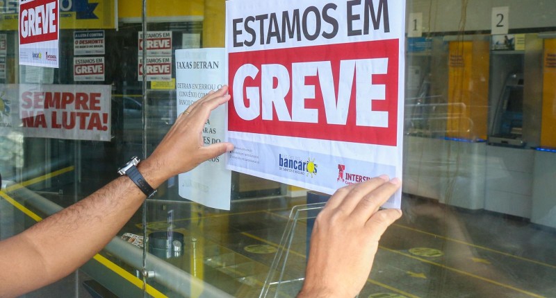 Projeto que ataca direito de greve dos bancários é retirado de pauta