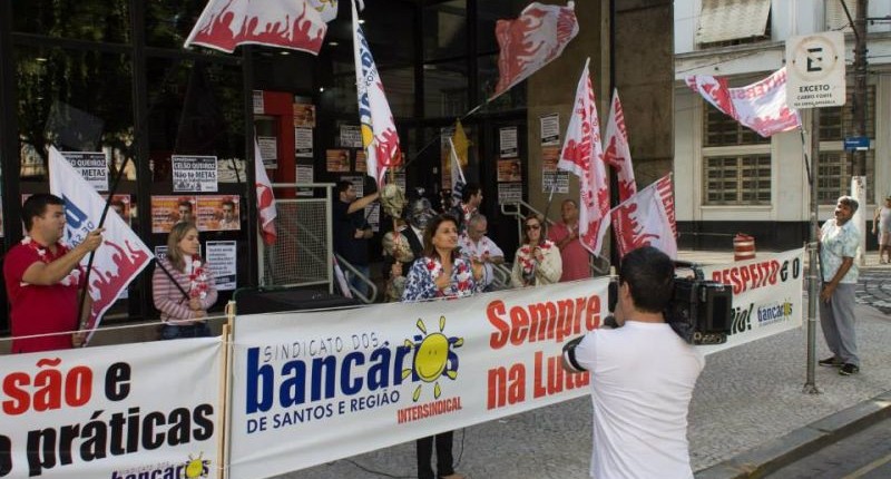 Santander lucra R$ 5,85 bi e não paga PLR antes do carnaval