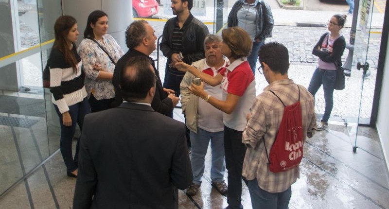 Greve começa forte e arranca negociação