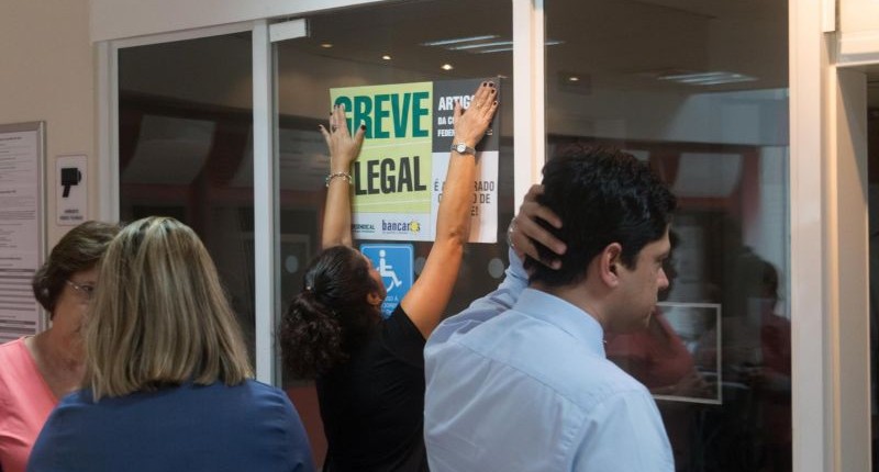 Greve toma conta do Brasil e pressiona banqueiros