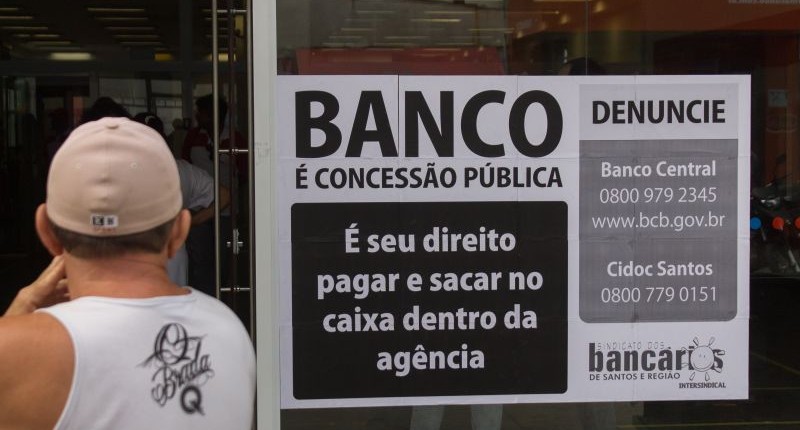 Bancários protestam em Praia Grande e Guarujá contra a exploração no Bradesco