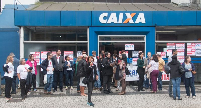 Governo pretende demitir 11 mil e privatizar parte da Caixa   