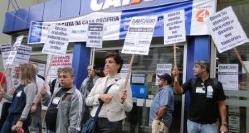 Bancários fazem manifestação no Centro de Santos