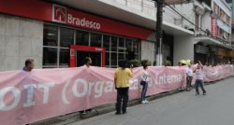 Protesto inédito no Bradesco com faixa de 40 metros