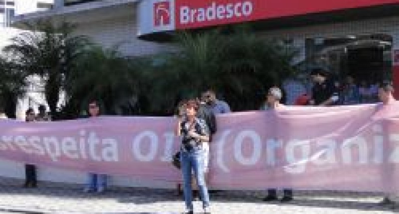 Bancários protestam no Bradesco São Vicente com faixa gigante