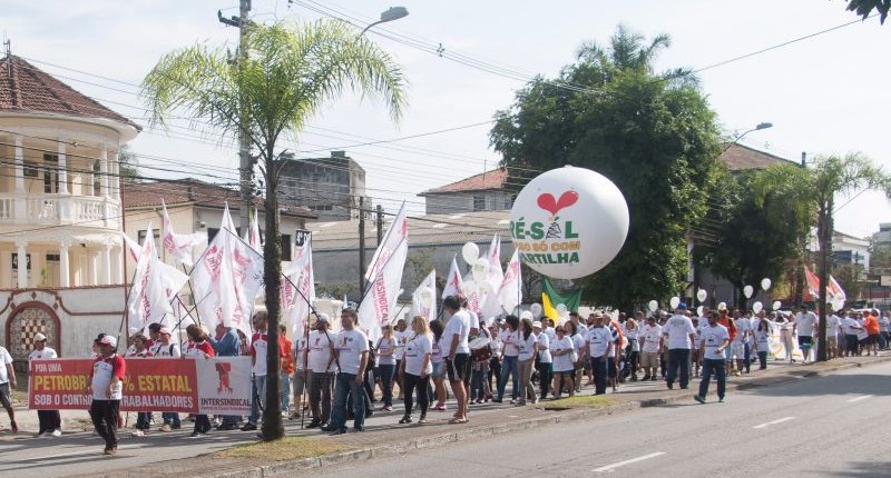 Trabalhadores fazem passeata contra privatização da Petrobras