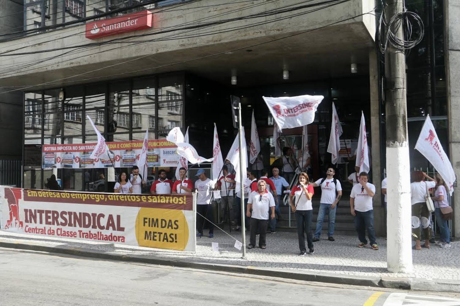 Bancários de Santos e região protestam contra assédio no Santander