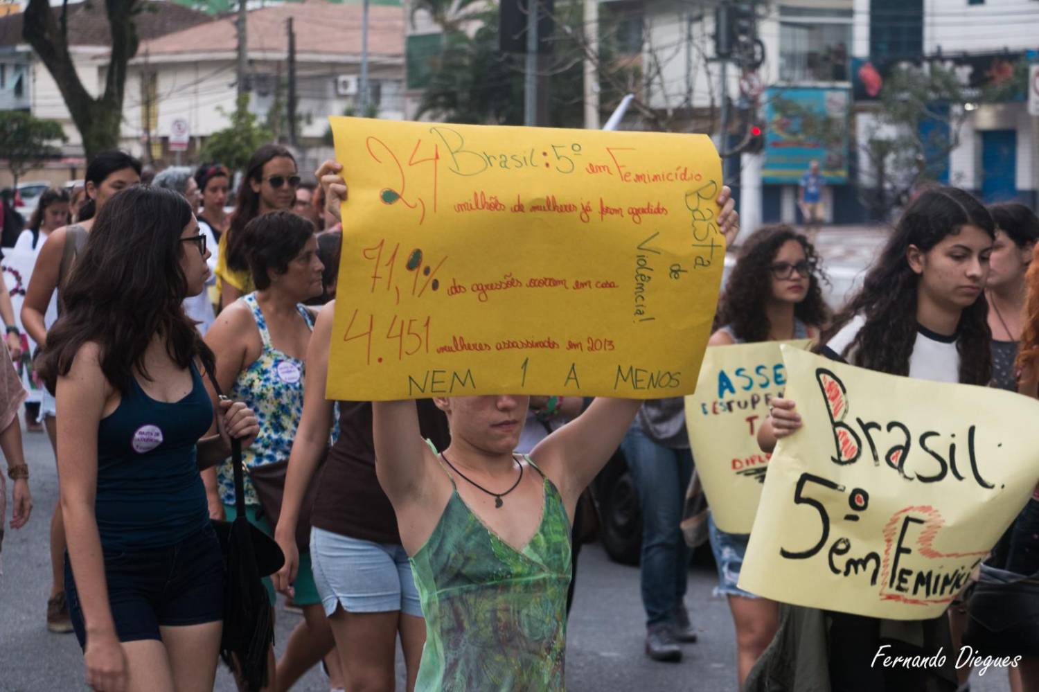 MULHERES, com todas as letras maiúsculas