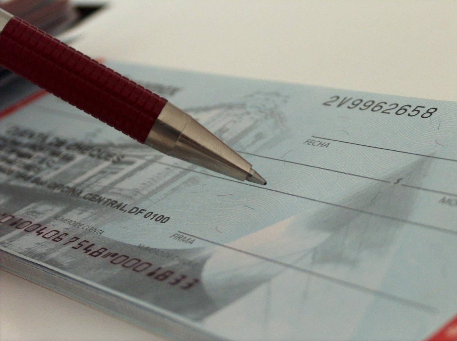 Demissão de bancária que recusou pagar cheque falso é considerada abusiva