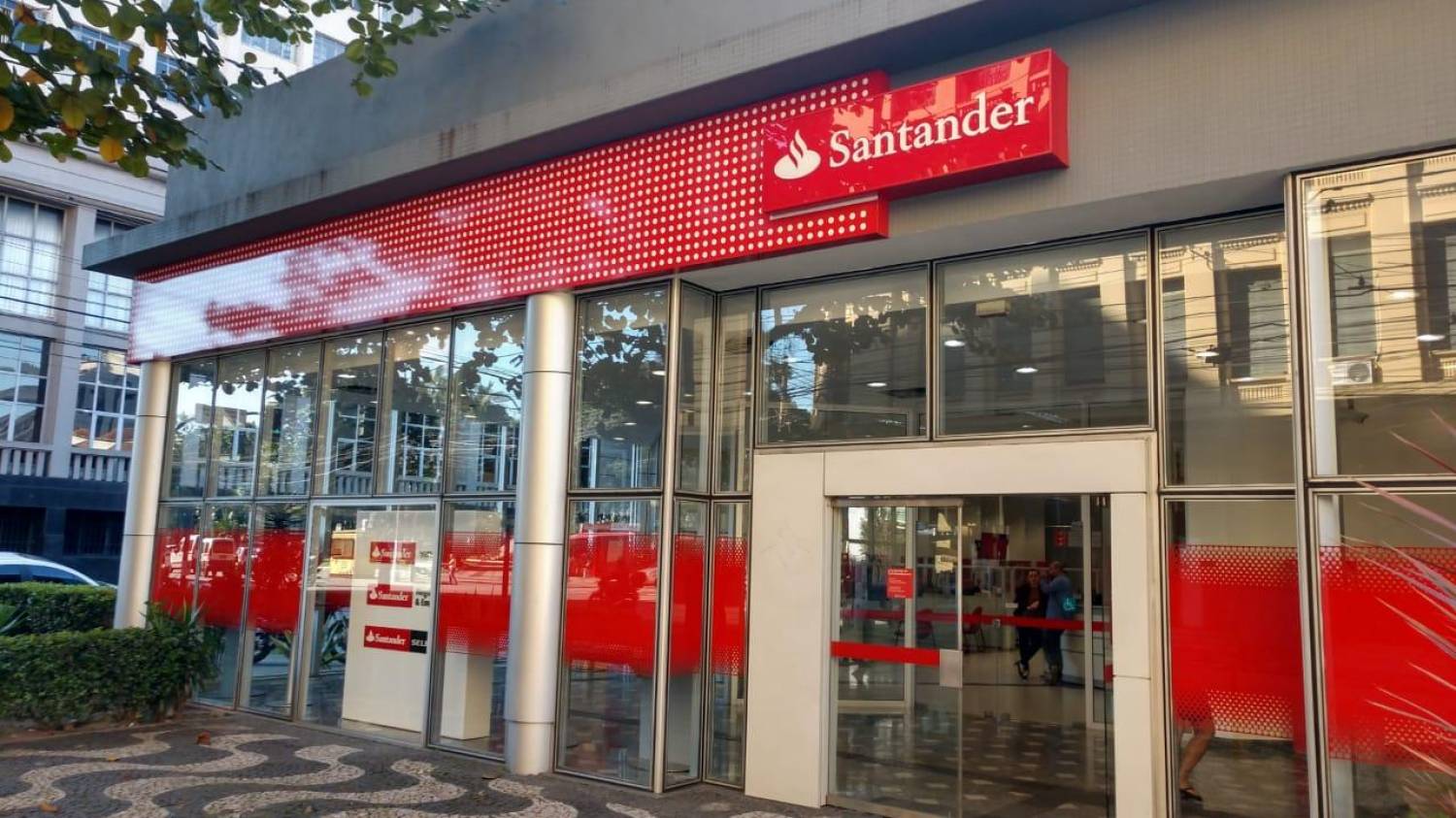 Sem segurança, virou moda roubar do Santander Coliseu em Santos/SP