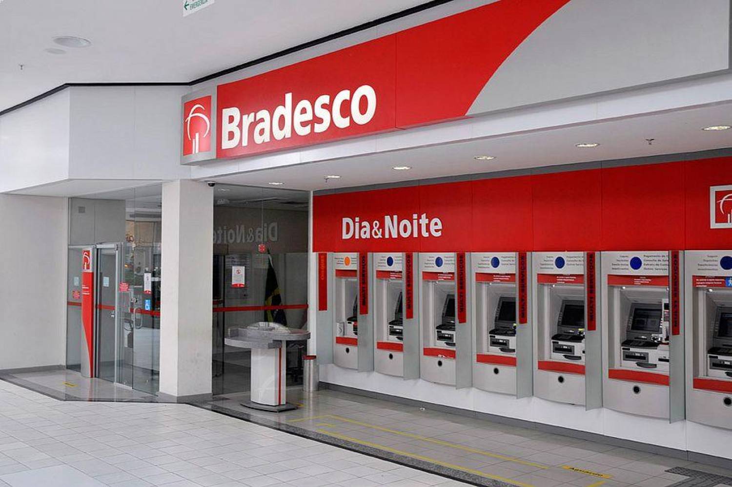 COE Bradesco debate fechamento de agências e seguro saúde com o banco