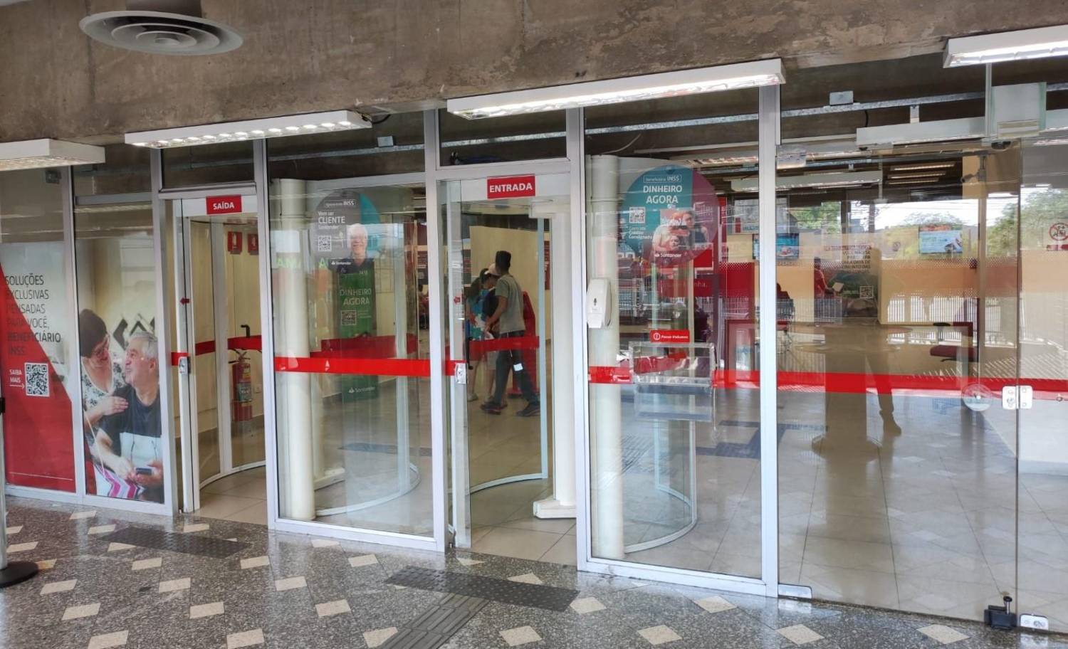 Santander tenta retirar porta giratória de agência em São Vicente