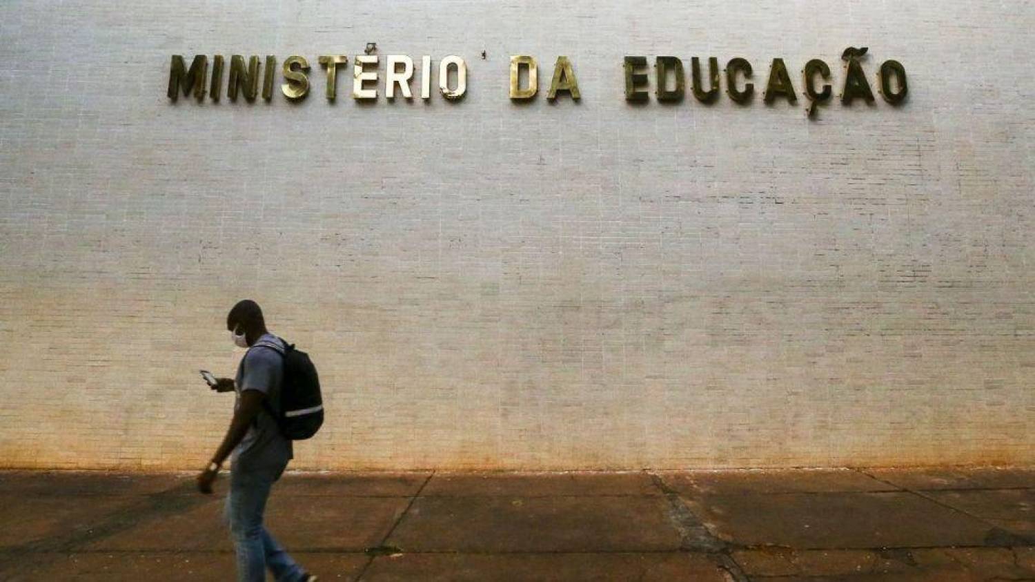 Bolsonaro confisca mais de 2 bilhões de institutos e universidades federais