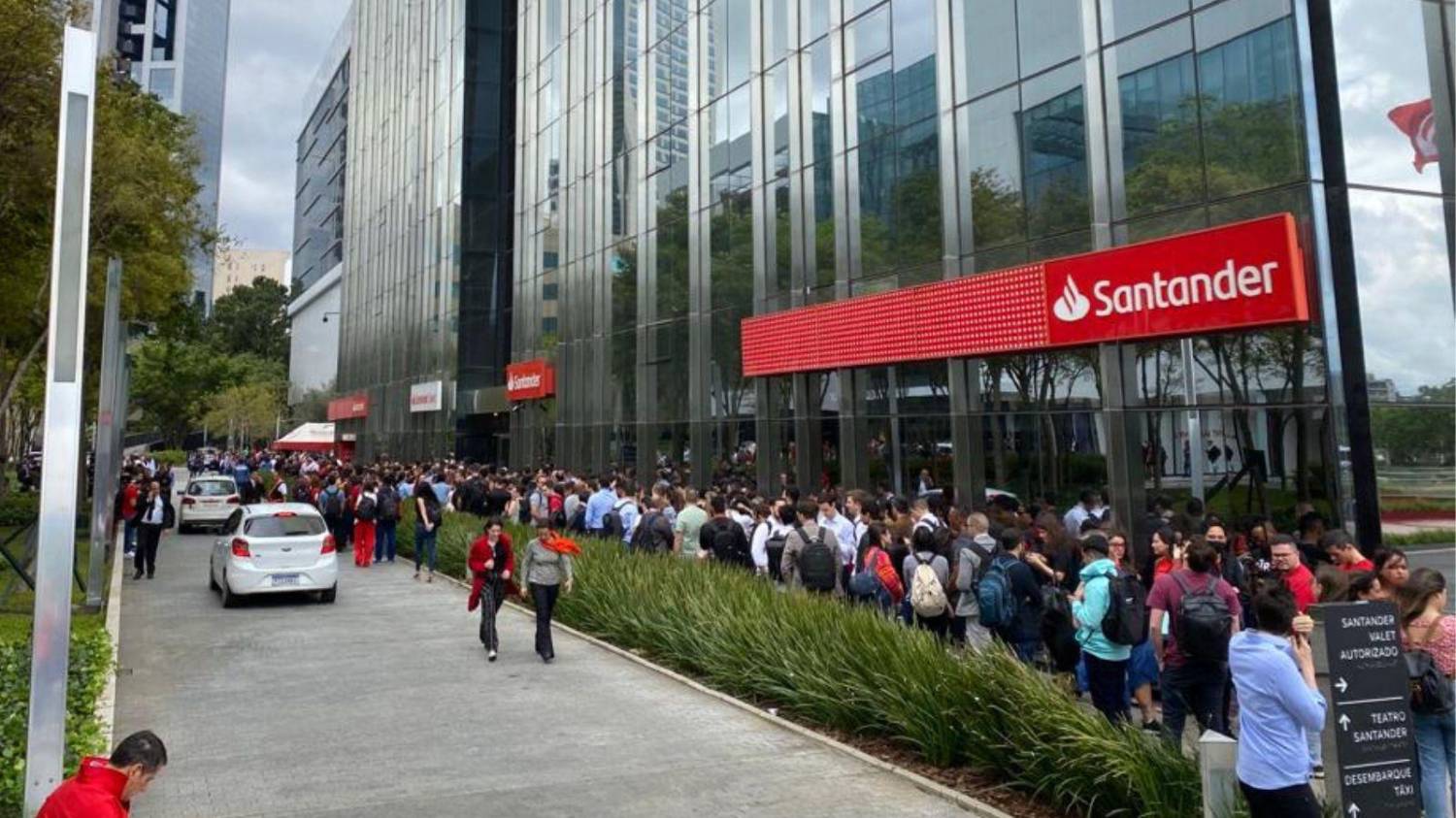 Santander desrespeita ACT e impede acesso de sindicalistas aos prédios