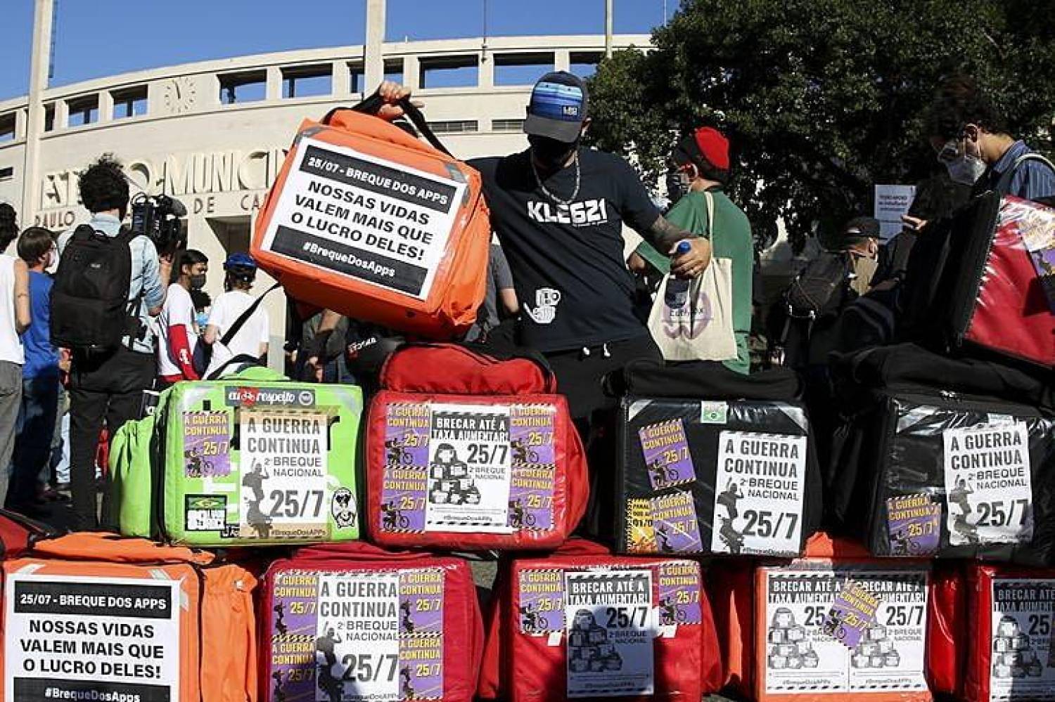 69,6% de quem trabalha por contra própria sonha com carteira assinada