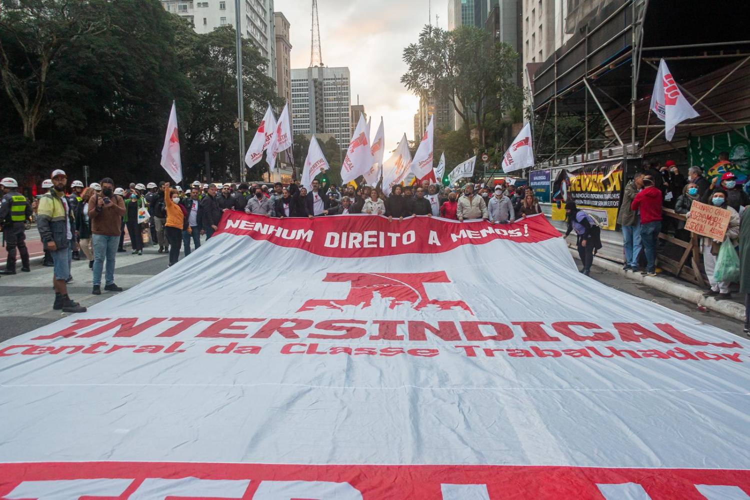 Sindicatos pressionam contra projeto que restringe o direito de greve