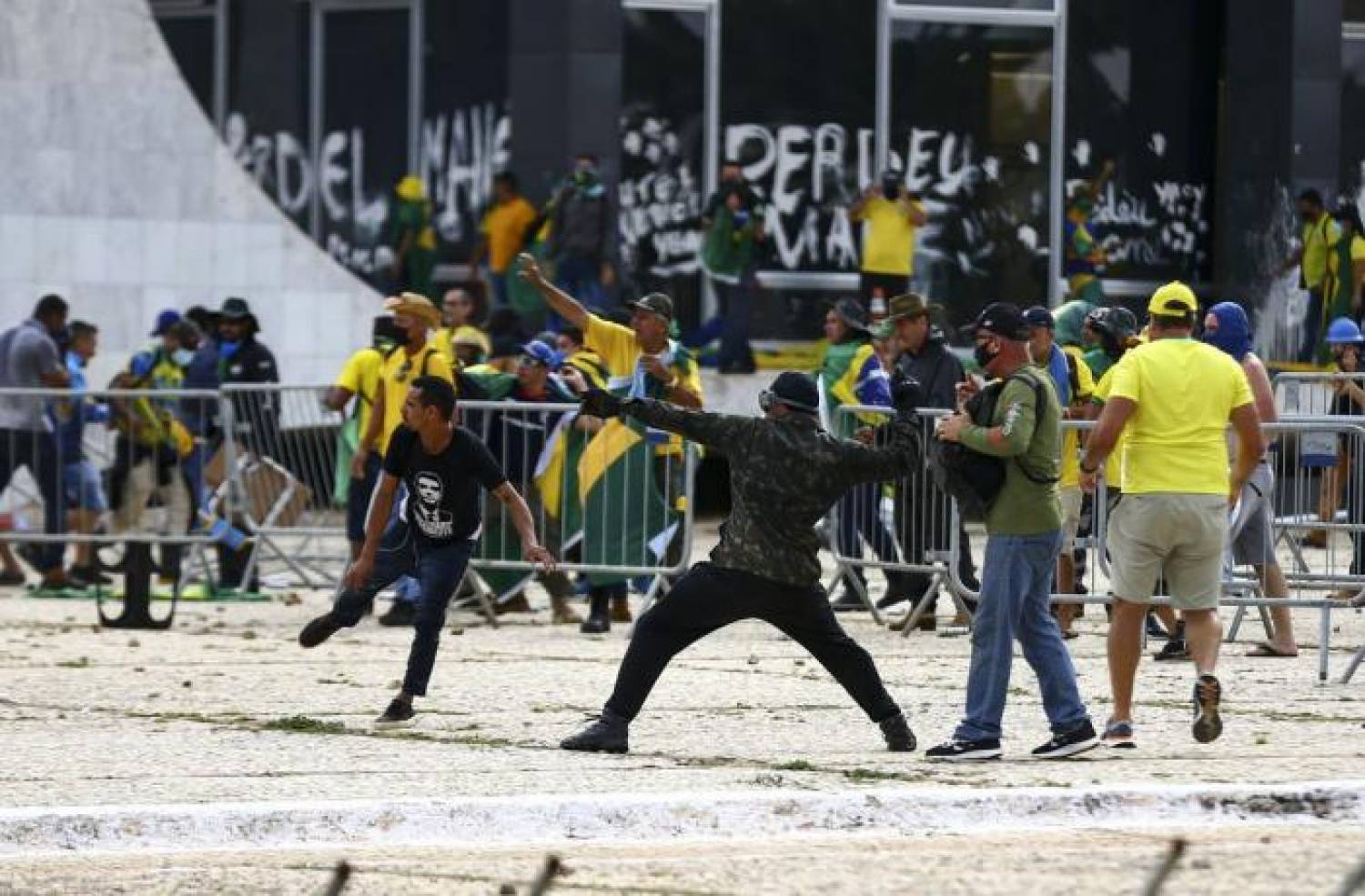 CONTRA O VANDALISMO GOLPISTA