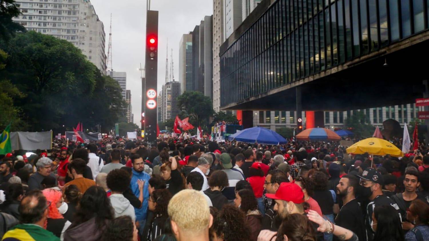 Manifestantes vão às ruas em todo o país contra o terrorismo