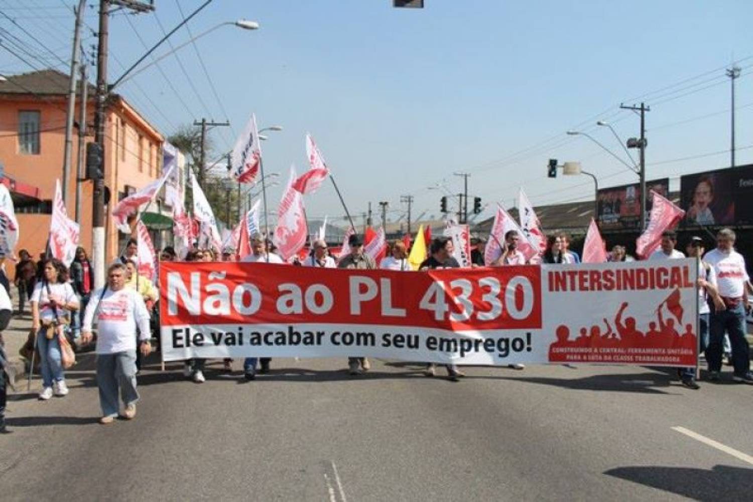 PL 4330: Eduardo Cunha afirma que vota em abril 