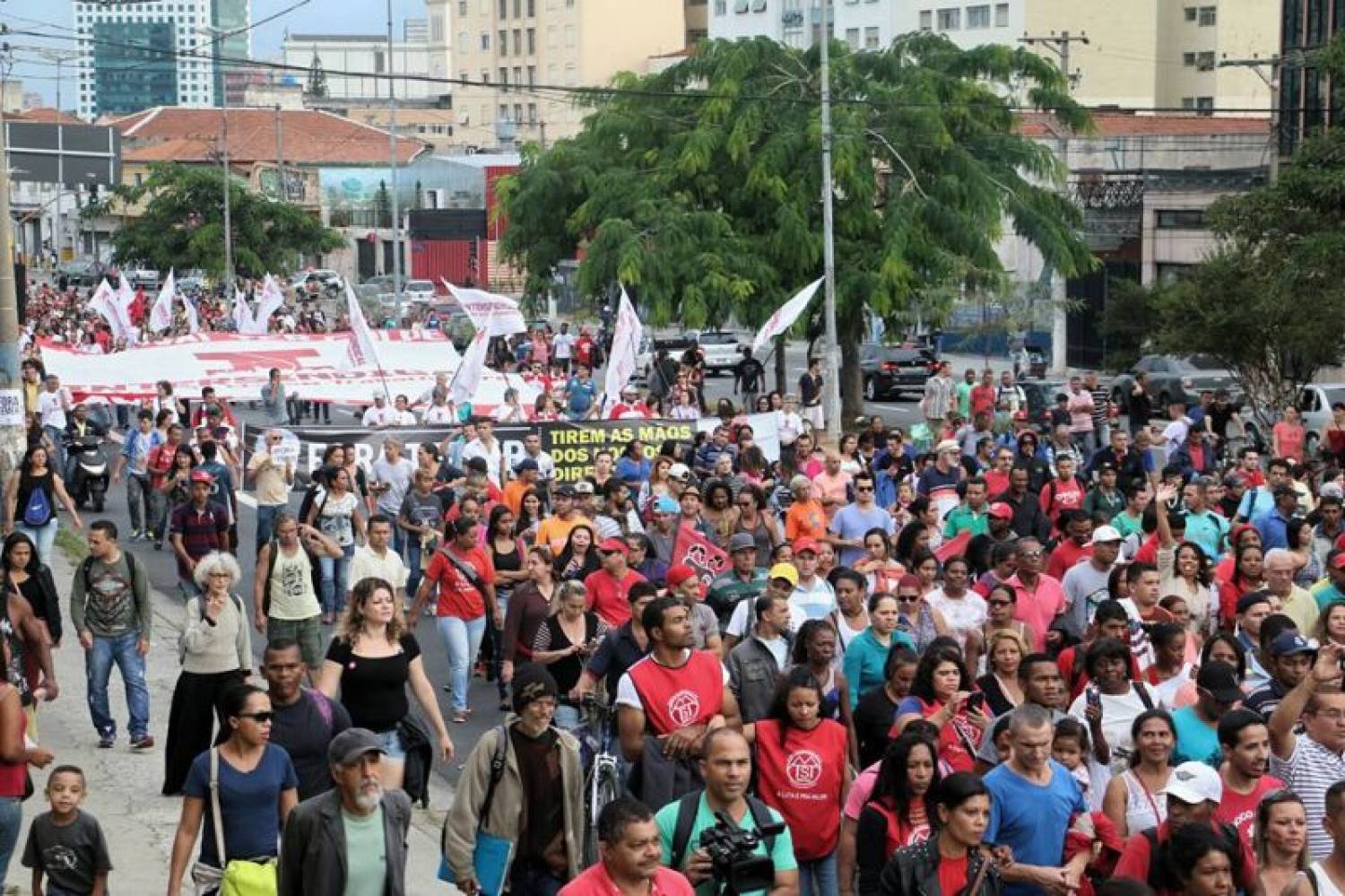 Contra o presidente golpista, milhares caminham até a residência de Temer