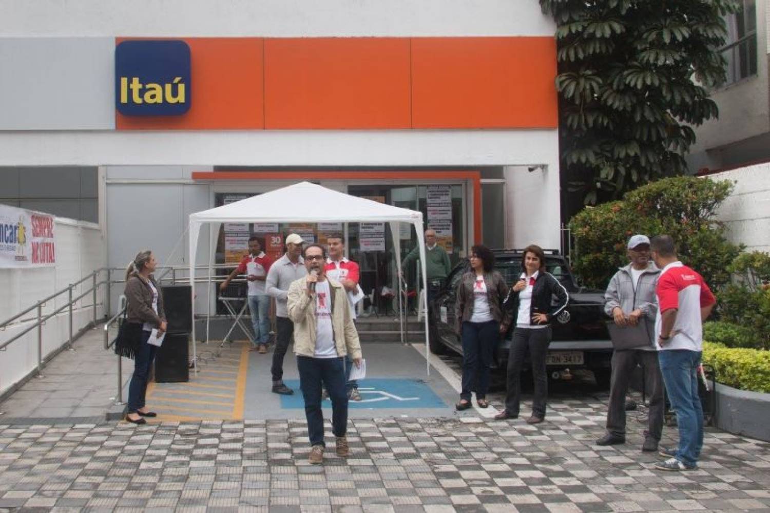 Bancários do Itaú entregam minuta de reivindicações específicas no dia 28