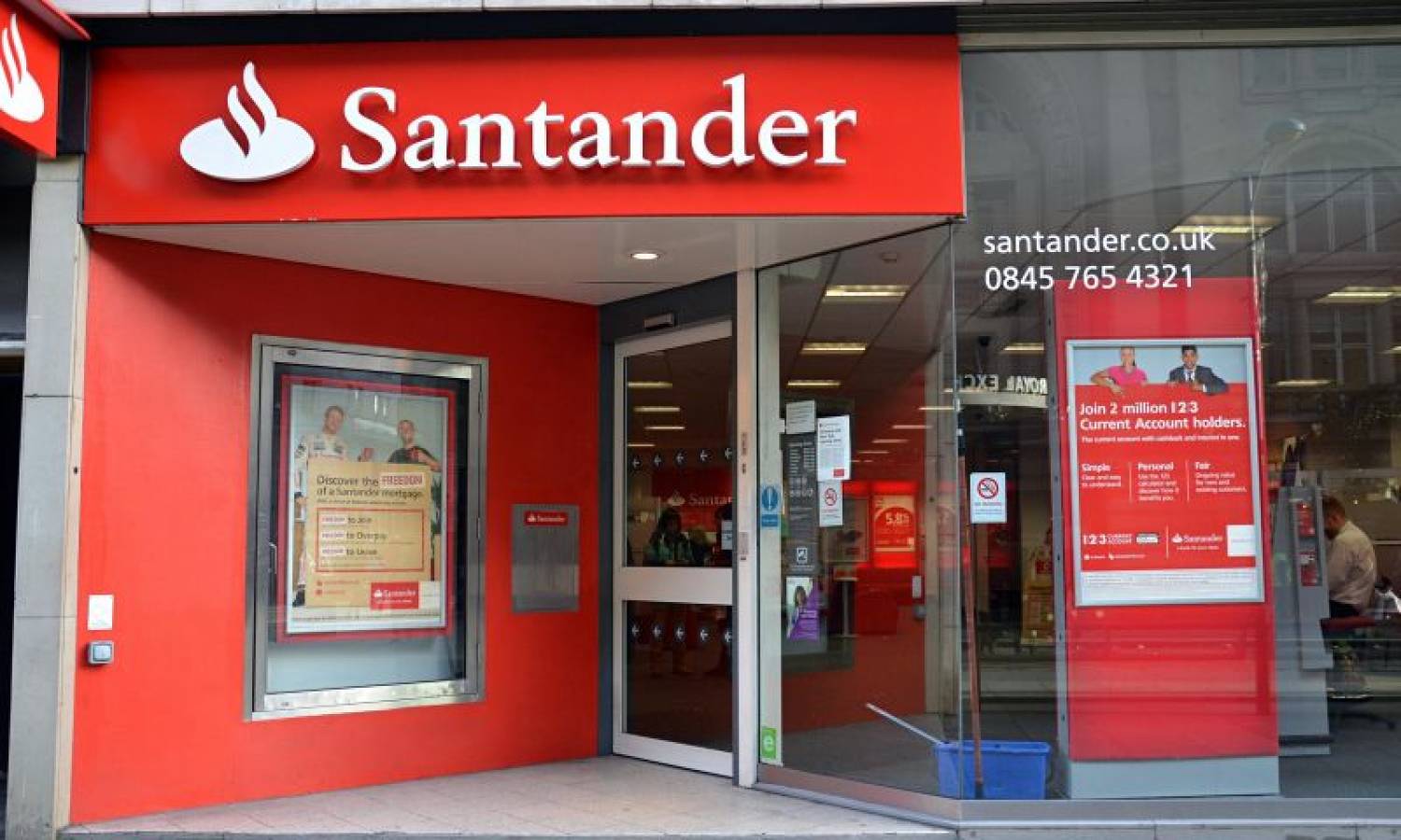 Santander é condenado a reintegrar bancário demitido por causa da idade