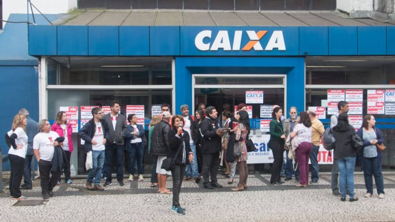 Governo pretende demitir 11 mil e privatizar parte da Caixa   