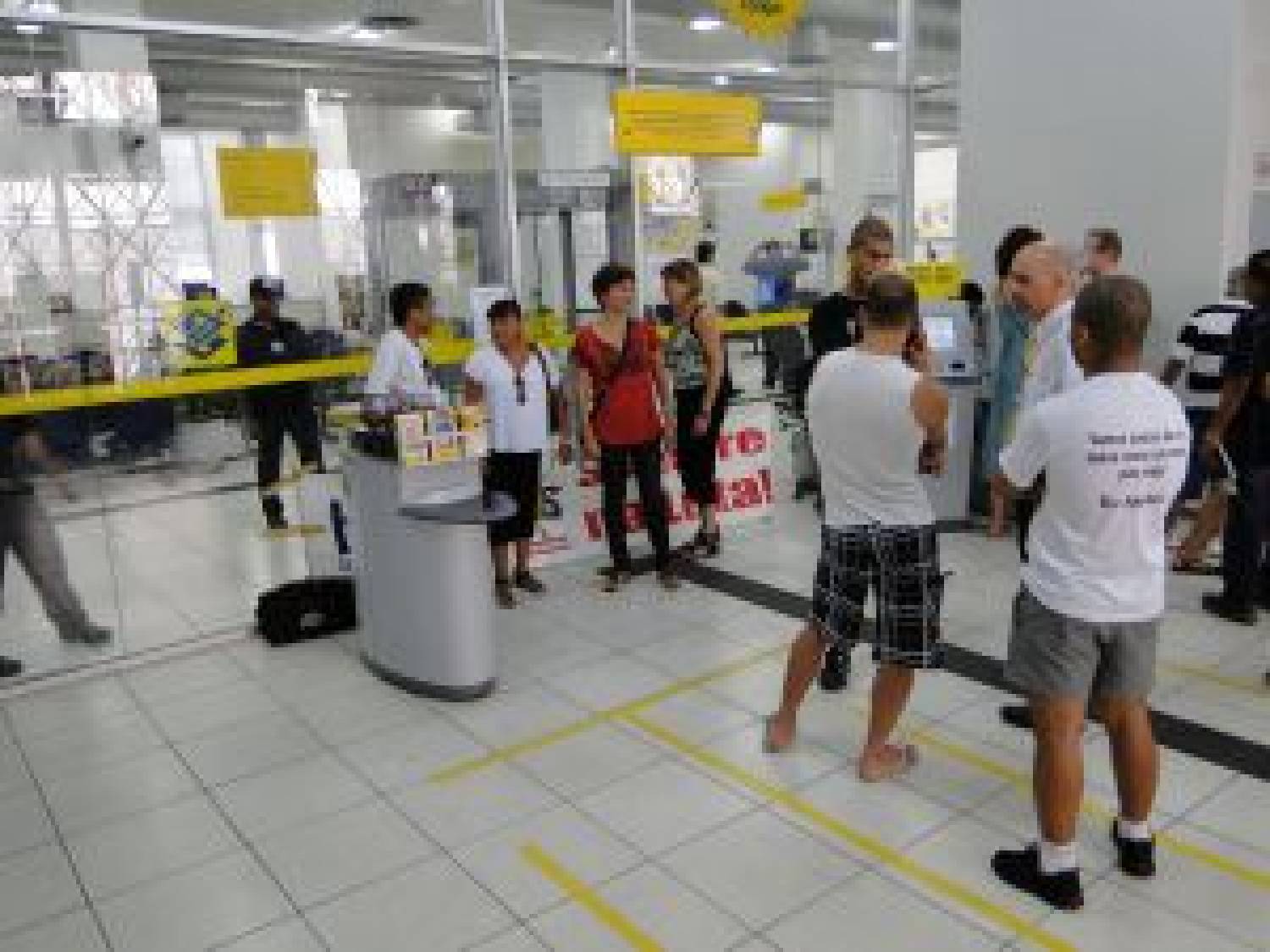 Agência do BB no Centro de Santos é paralisada com pane na porta giratória