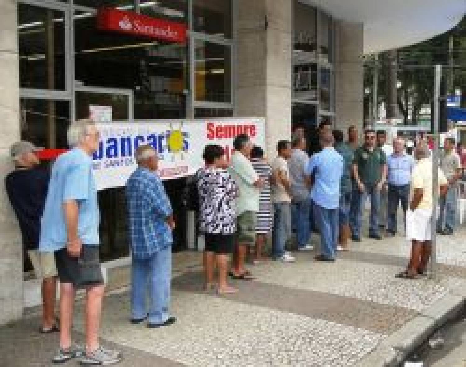 Bancários de Santos paralisam Santander pela falta de democracia