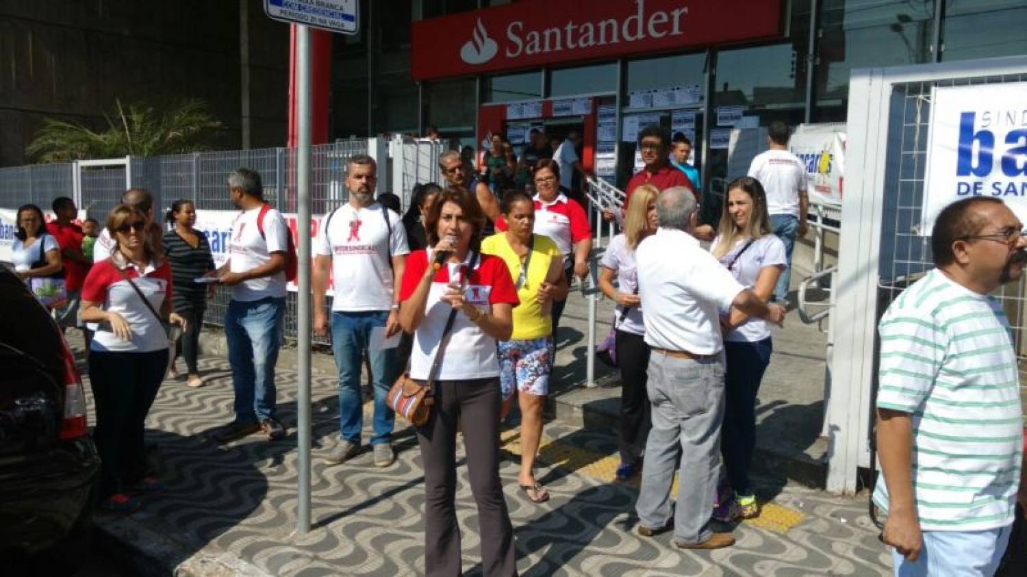 Atenção: bancários estão a ponto de suicídio em agência do Santander