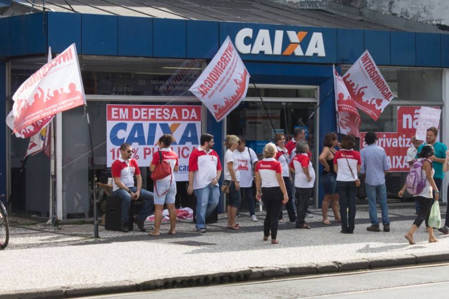 Bancários criticam falta de plano da Caixa para acelerar contratações