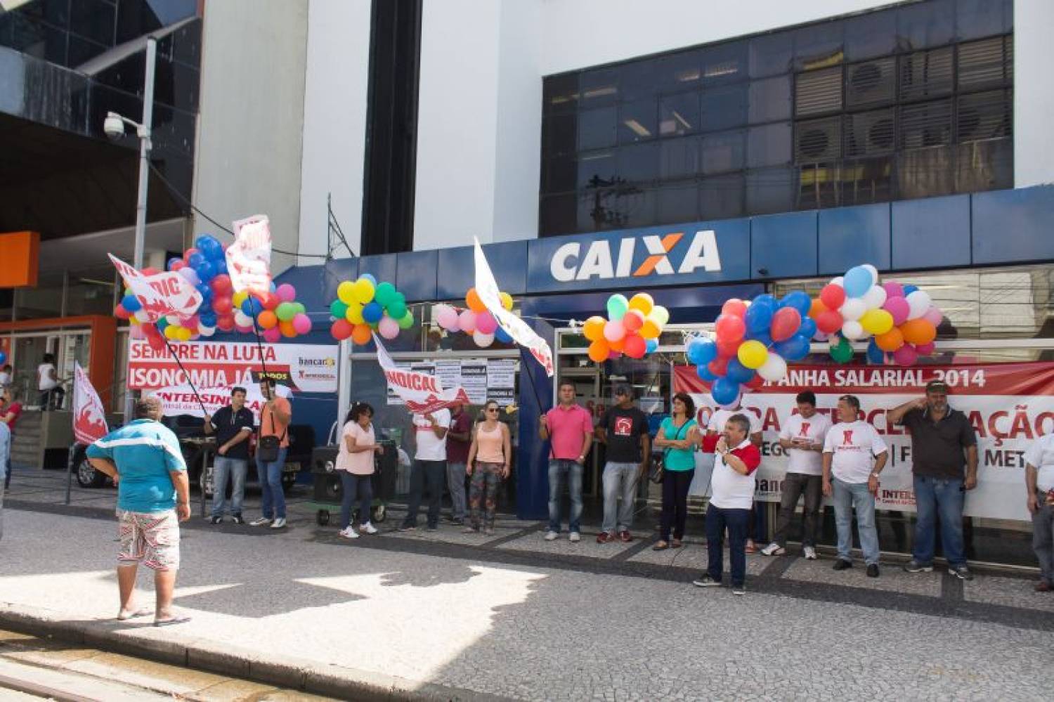 Caixa confirma que salários serão pagos nesta quinta, 18