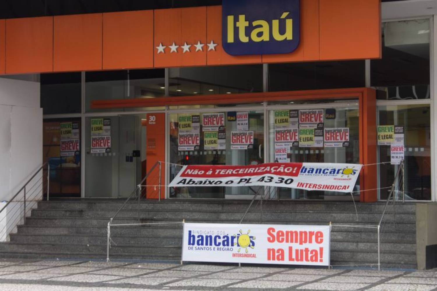 Movimento sindical cobra Itaú sobre demissões