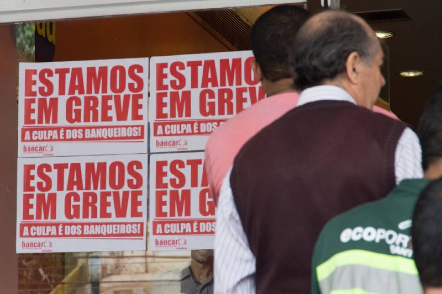 Greve é forte na Baixada e bancários farão passeata nesta sexta-feira, 3     