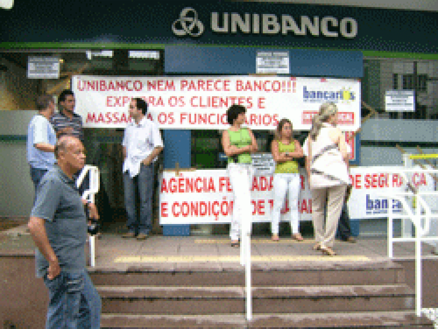 Bancários paralisam e Unibanco compromete-se a resolver problema