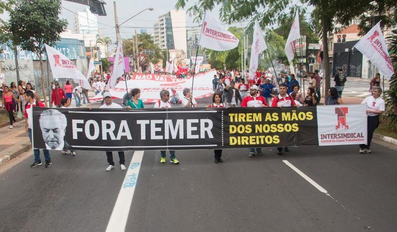 Frente Povo Sem Medo protesta em frente à casa do ilegítimo Temer