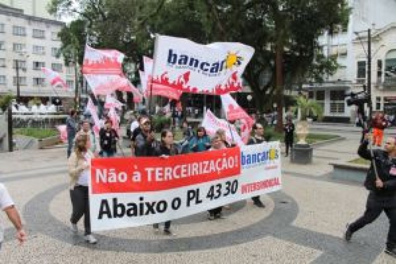 Bancários paralisam agências do Santander em Santos contra terceirização ilegal